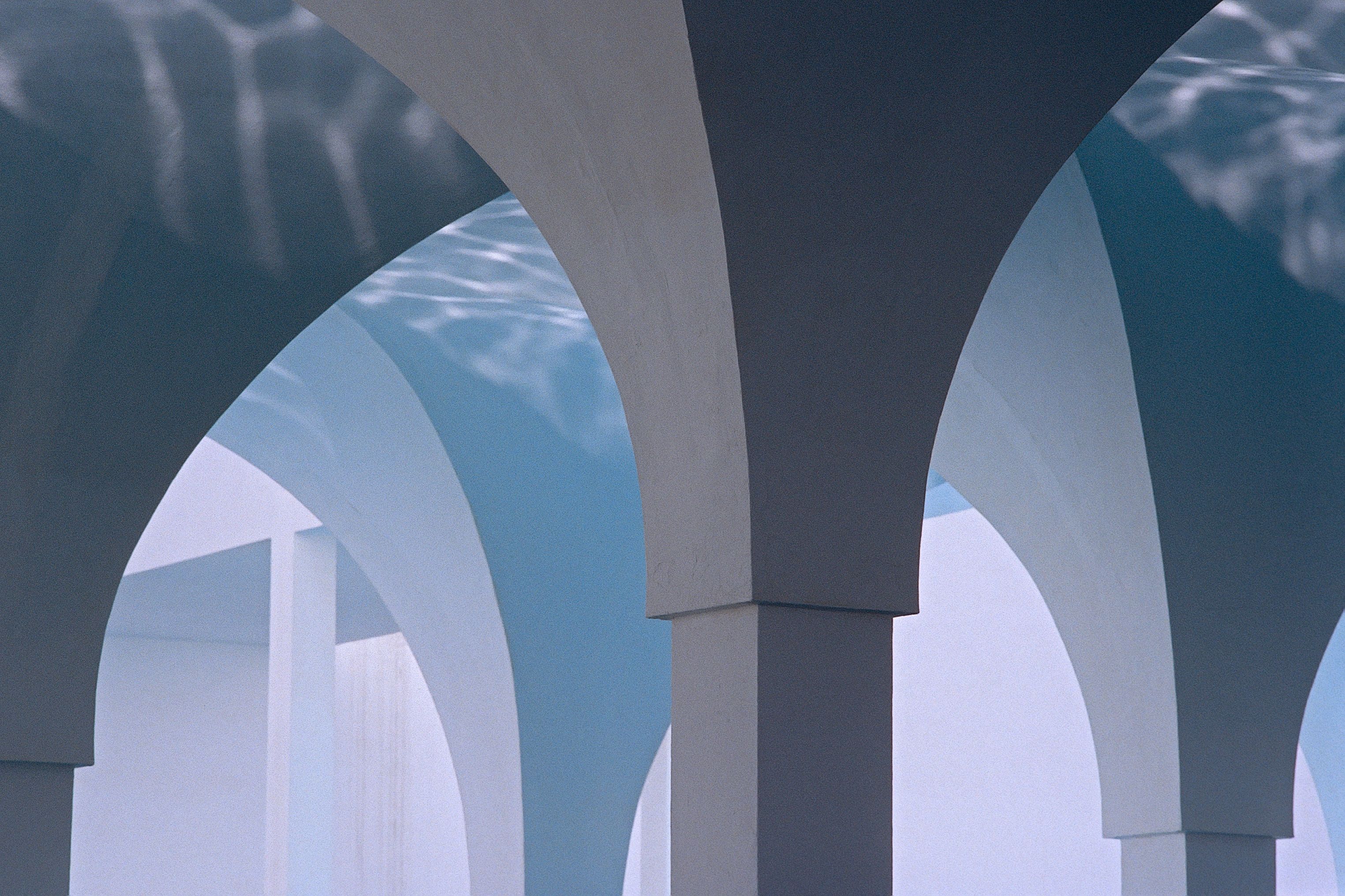 Hellblau und weiße Arkadenbögen mit Wasserreflexen an der Decke
