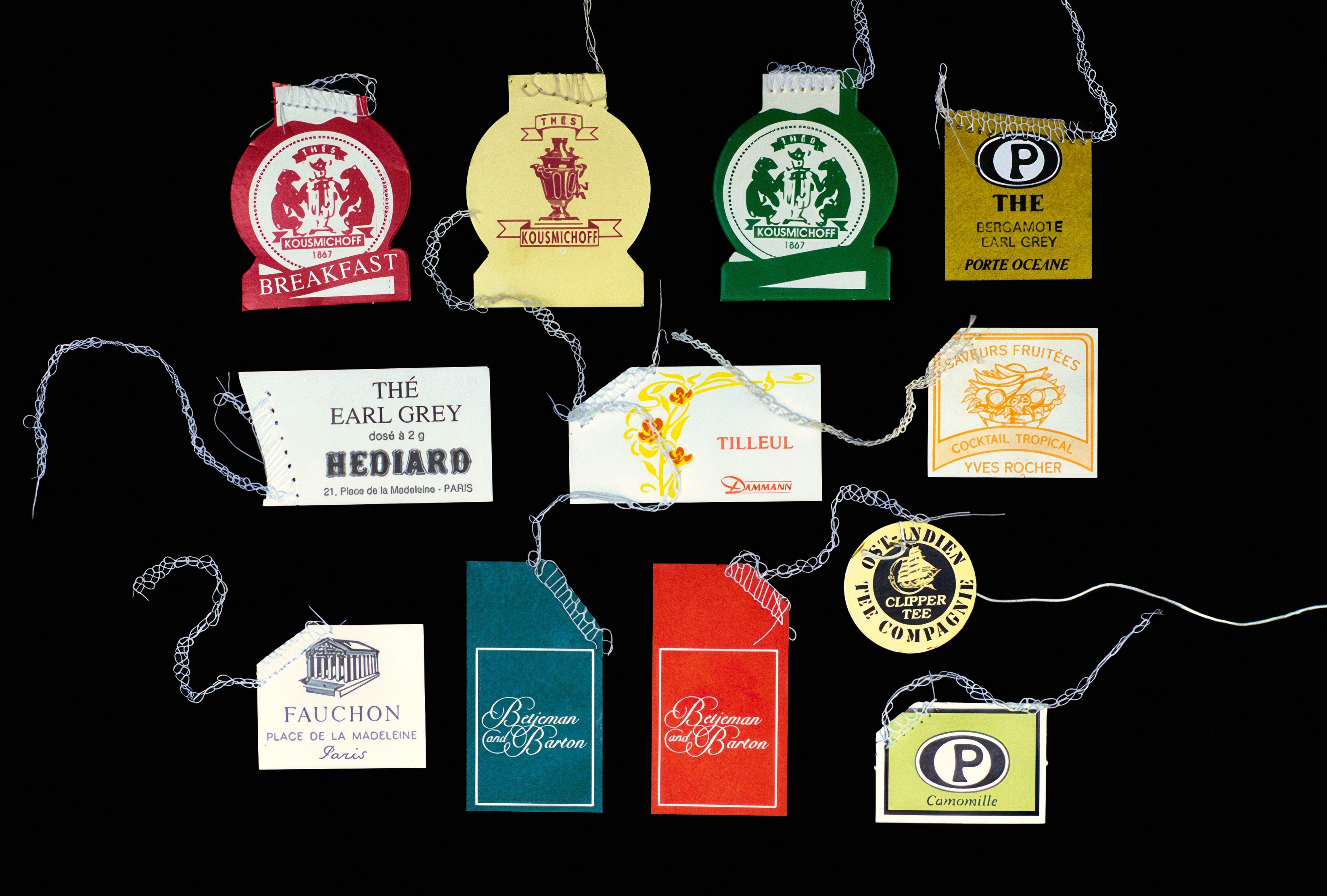 Teebeutelanhänger edler Teehäuser – mit Wappen, Samowar und Schreibschrift (Kousmichoff, Fauchon, Hédiard)